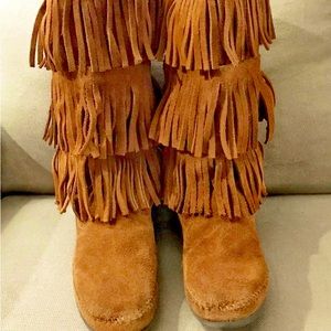 Women’s fringe moccasin boots